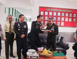 Pemberian Tumpeng Dalam Rangka HUT TNI ke 77 Oleh Personel Batalyon B Pelopor