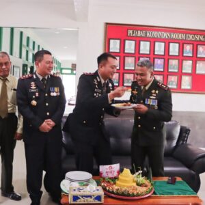 Pemberian Tumpeng Dalam Rangka HUT TNI ke 77 Oleh Personel Batalyon B Pelopor