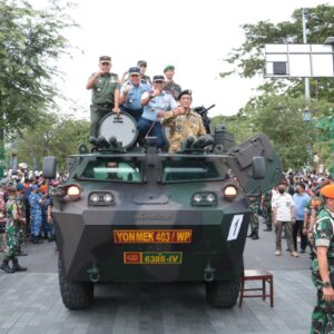KIRAB DRUMBAND TARUNA AAU BERSAMA ALUTSISTA TNI DI HARI HUT TNI ke-77