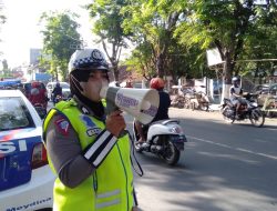 Satlantas Polres Sampang Di Jum’at Berkah Bagi-Bagi Nasi Bungkus Dalam Giat Bagi-Bagi Sadaqah