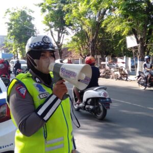 Satlantas Polres Sampang Di Jum’at Berkah Bagi-Bagi Nasi Bungkus Dalam Giat Bagi-Bagi Sadaqah