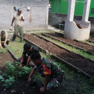 Ciptakan Lingkungan Bersih, Anggota Koramil Gemolong Kerja Bakti Pembersihan Pangkalan