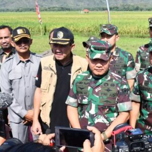 Danrem Kolonel Deni Dampingi Kasad Panen Raya Padi di Tulungagung