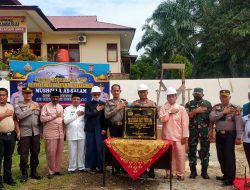 Disaksikan Anggota DPRD Rohul, Kapolres AKBP Pangucap Tandatangani Prasasti Musholla As-Salam Mako Polsek Tambusai