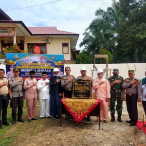Disaksikan Anggota DPRD Rohul, Kapolres AKBP Pangucap Tandatangani Prasasti Musholla As-Salam Mako Polsek Tambusai