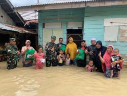 Terjun ke Lokasi Banjir Bapak Dandim 0103/Aceh Utara Berikan Bantuan Sembako kepada Masyarakat