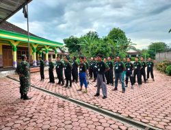 Tanamkan Disiplin, Anggota Koramil Srengat Latih PBB Peserta Diklatsar Banser