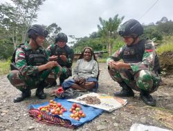 Bantu Perekonomian Warga Satgas Pamtas Yonif Raider 142/KJ Belanja Hasil Kebun di Lapak Pasar