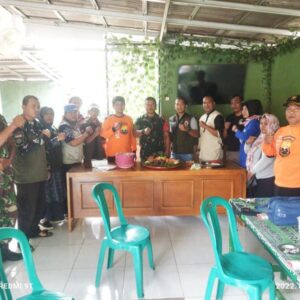 Sambut HUT TNI ke 77 Forum Komunikasi Relawan Selatan Gruduk Koramil 12 Serang Baru