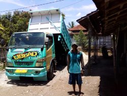 Kapolsek Widang Memberi Bantuan Material Bangunan Kepada Korban Bencana Kebakaran Rumah