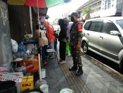 Pedagang Kaki Lima Jadi Sasaran Komsos Babinsa Jayengan