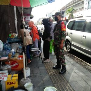 Pedagang Kaki Lima Jadi Sasaran Komsos Babinsa Jayengan