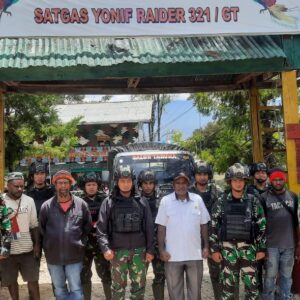 Memperingati HUT Ke-77 TNI, Satgas Yonif Raider 321/GT Kostrad Bagikan Sembako dan Nasi Kotak