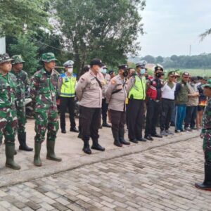 Banjir Merendam Perumahan Koramil 06 Setu Berjibaku Membangun Tanggul