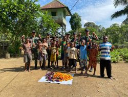 NIKMATI HASIL KEBUN, SATGAS YONIF 126/KC AJAK ANAK-ANAK PANEN DAN BAGIKAN HASIL PANEN
