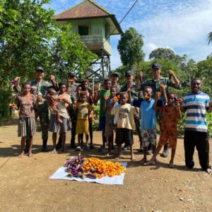 NIKMATI HASIL KEBUN, SATGAS YONIF 126/KC AJAK ANAK-ANAK PANEN DAN BAGIKAN HASIL PANEN