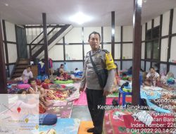 SAMBANG DI TEMPAT PENGUNGSIAN KORBAN BANJIR, BHABINKAMTIBMAS SAMPAIKAN HIMBAUAN, MOTIVASI SERTA SEMANGAT KEPADA PARA KORBAN BANJIR NEGERI MESA