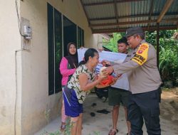 Pantau Ketinggian Banjir, Kapolsek Tumbang Titi Juga Salurkan Bantuan Sembako Untuk Warga