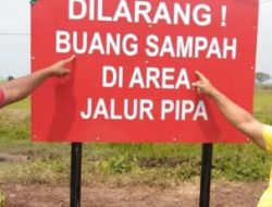 Akibat Tumpukan Sampah Menimbulkan Aroma Tak Sedap Babinsa Koramil 01 Tambun Bersama Warga Lakukan Pembersihan dan Pasang Papan Larangan