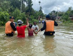 Personil Brimob Bantu Evakuasi Warga Korban Banjir Kabupaten Ketapang