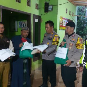 Pasca Terjadinya Tanah Longsor, Polsek Megamendung Polres Bogor Berikan Bantuan