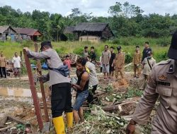 Polisi Kubu Raya Bantu Warga Bersihkan Sisa-sisa Material Tanah Longsor di Desa Teluk Air