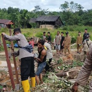 Polisi Kubu Raya Bantu Warga Bersihkan Sisa-sisa Material Tanah Longsor di Desa Teluk Air