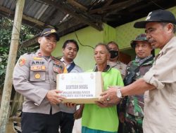 Salurkan Bantuan Banjir Ke Warga, Kapolsek Muara Pawan : Polri Selalu Hadir Di Tengah Masyarakat