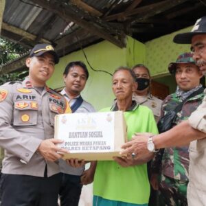 Salurkan Bantuan Banjir Ke Warga, Kapolsek Muara Pawan : Polri Selalu Hadir Di Tengah Masyarakat