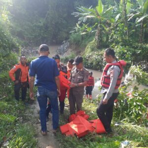Warga Yang Jatuh Ke Sungai Cicareuheun Ds Ciomas Kec Tenjo Akhirnya di Temukan Tim SAR