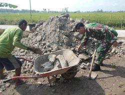 Babinsa Berikan Semangat Kepada Warga Saat Pembereman Jalan