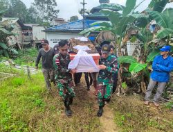Satgas Pamtas Rl-Malaysia Yonif 645/ Gty Bantu Proses Pemakaman Warga