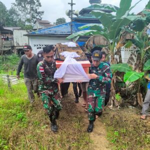 Satgas Pamtas Rl-Malaysia Yonif 645/ Gty Bantu Proses Pemakaman Warga