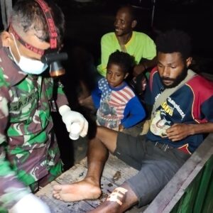Menjadi Solusi Di Tengah-Tengah Masyarakat, Satgas Pamtas RI-PNG Yonif 711/Rks Bantu Warga Yang Terluka