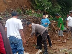 Polsek Caringin Bersama Warga Gotong Royong Bersihkan Tanah Longsor Yang Tutup Jalan Warga