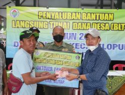 Pastikan Aman Dan Tepat Sasaran, Babinsa Pos Selopuro Koramil Wlingi Dampingi Penyaluran BLT DD