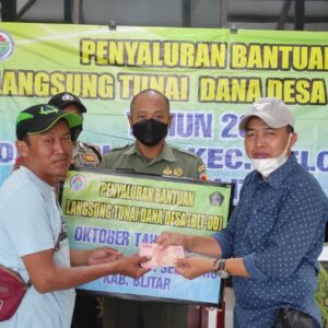 Pastikan Aman Dan Tepat Sasaran, Babinsa Pos Selopuro Koramil Wlingi Dampingi Penyaluran BLT DD