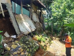 Hujan Lebat Dan Angin Kencang Mengakibatkan Longsor Rusak Rumah Warga Desa Tanjung Sari