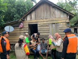Personil Kompi 4 Batalyon A Pelopor Satbrimob Polda Kalbar Berikan Bantuan Obat-Obatan Kepada Warga Korban Banjir