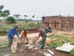 Tambah Amal Ibadah Babinsa Turut Bergotong Royong Membantu Warganya Membangun Musholla