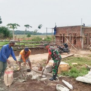 Tambah Amal Ibadah Babinsa Turut Bergotong Royong Membantu Warganya Membangun Musholla