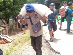 Luarbiasa, Polres Ketapang Bersama Tim Gabunga Salurkan Bantuan Banjir Di Kecamatan Jelai Hulu