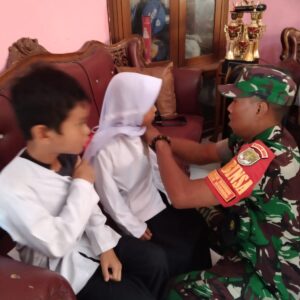 Percepat Penanganan Bulan Imunisasi Anak Babinsa Dorong Program Bias di SDN 03 Kedungwaringin