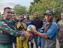 Rasa Bangga Warga Papua, Satgas Pamtas Yonif 711/Rks Berikan Bantuan Sarana Olahraga