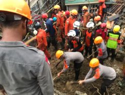 Tim Delta SAR Brimob Lajutkan Pencarian Korban Tanah Longsor di Bogor