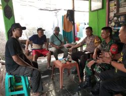 Akibat Cinta Pada Lingkungan Warganya Babinsa Sosialisasikan Bahaya Banjir dan Keamanan Wilayah