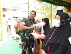 Brigjen Edi Sutrisno Kasdamjaya Bersama Dandim 0509 Kabupaten Bekasi Secara Dor To Dor Bagikan 1000 Pekat Sembako di Kecamatan Pebanyuran