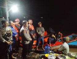 Kapolsek Sintang Kota Ipda Aditya Turun Langsung ke lapangan Ikut Melakukan Pencarian Korban Tenggelam Warga Desa Tebing Raya