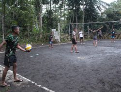 Bermain Voli Bersama Warga, Cara Satgas TMMD ke 115 Kodim 0612 Tasikmalaya Jalin Kebersamaan