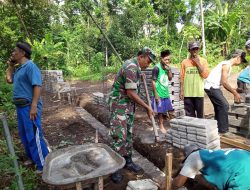 Kompak, Babinsa Koramil Sanankulon Bersama Warga Masyarakat Gelar Kerja Bakti Rehab Mushola